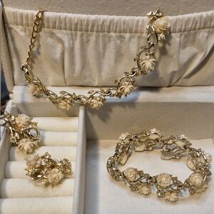 Vintage Emmons Gold Tone and Cream Floral Necklace, Earrings And Bracelet Set